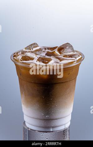 Roher Kokosmilch-Latte, dicke Kokosmilch und Kaffee Stockfoto