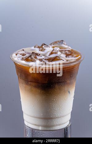Roher Kokosmilch-Latte, dicke Kokosmilch und Kaffee Stockfoto