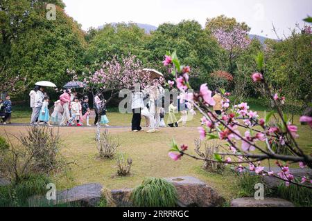 230612 -- HANGZHOU, 12. Juni 2023 -- Touristen genießen sich in einer Pfirsichplantage im Dorf Gaocheng in Hangzhou, ostchinesische Provinz Zhejiang, 25. März 2023. Im Juni 2003 startete Zhejiang das Green Rural Revival Program, das etwa 10.000 eingegliederte Dörfer sanieren und etwa 1.000 zentrale Dörfer in Beispiele von mäßigem Wohlstand in jeder Hinsicht verwandeln will. Dank des Programms wurde das Bild der Landschaft in der Provinz Zhejiang umfassend aufgewertet. Insgesamt wurden 2.170 Dörfer und über 3 Millionen schöne ländliche Innenhöfe gebaut. Stockfoto