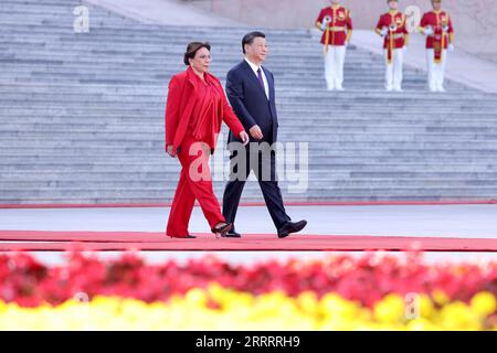 News Bilder des Tages China, Xi Jinping trifft Honduras Präsidentin Iris Xiomara Castro Sarmiento in Peking 230612 -- PEKING, 12. Juni 2023 -- der chinesische Präsident Xi Jinping hält eine Begrüßungszeremonie für die Präsidentin der Republik Honduras Iris Xiomara Castro Sarmiento auf dem Platz vor dem Osteingang der Großen Halle des Volkes vor ihren Gesprächen in Peking, der Hauptstadt Chinas, am 12. Juni 2023 ab. XI hat am Montag in Peking Gespräche mit Castro geführt, der auf einem Staatsbesuch in China ist. CHINA-PEKING-XI JINPING-HONDURAS PRÄSIDENT-CASTRO-GESPRÄCHE CN LIUXBIN PUBLICATIONXNOTXINXCHN Stockfoto