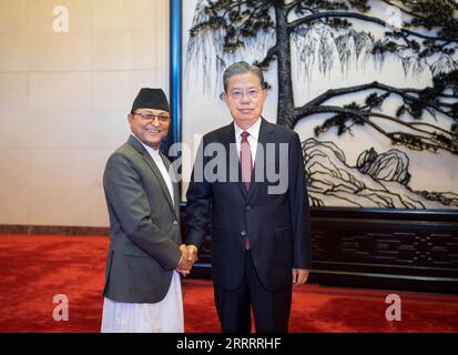 230612 -- PEKING, 12. Juni 2023 -- Zhao Leji, Vorsitzender des Ständigen Ausschusses des Nationalen Volkskongresses, führt Gespräche mit Ganesh Prasad Timilsina, Vorsitzender der nepalesischen Nationalversammlung, in Peking, Hauptstadt Chinas, am 12. Juni 2023. CHINA-PEKING-ZHAO LEJI-NEPAL-NATIONALE VERSAMMLUNG-GESPRÄCHE CN LIXTAO PUBLICATIONXNOTXINXCHN Stockfoto