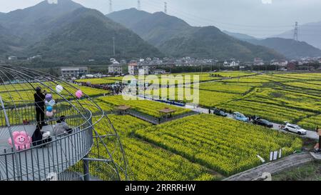 230612 -- HANGZHOU, 12. Juni 2023 -- Touristen genießen sich im Langjia Village von Hangzhou, Ostchinas Provinz Zhejiang, 1. April 2023. Im Juni 2003 startete Zhejiang das Green Rural Revival Program, das etwa 10.000 eingegliederte Dörfer sanieren und etwa 1.000 zentrale Dörfer in Beispiele von mäßigem Wohlstand in jeder Hinsicht verwandeln will. Dank des Programms wurde das Bild der Landschaft in der Provinz Zhejiang umfassend aufgewertet. Insgesamt wurden 2.170 Dörfer und über 3 Millionen schöne ländliche Innenhöfe gebaut. CHINA-ZHEJIANG-GRÜN Stockfoto