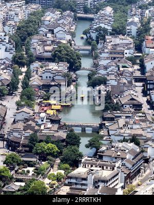 230614 -- NANJING, 14. Juni 2023 -- dieses Luftbild, aufgenommen am 9. Juni 2023, zeigt einen Blick auf die landschaftlich reizvolle Gegend des Fuzi Confucius Tempels und die Landschaft entlang des Qinhuai Flusses in Nanjing, der ostchinesischen Provinz Jiangsu. Nanjing, die Hauptstadt von sechs Dynastien im alten China, hat eine reiche kulturelle Anhäufung und einzigartige Kulturlandschaften. CHINA-JIANGSU-NANJING-LANDSCHAFT CN YangxLei PUBLICATIONxNOTxINxCHN Stockfoto