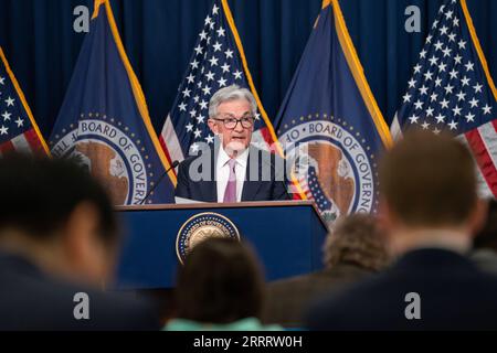 230614 -- WASHINGTON, 14. Juni 2023 -- der Vorsitzende der US-Notenbank Jerome Powell Rear nimmt am 14. Juni 2023 an einer Pressekonferenz in Washington, D.C., USA, Teil. Die US-Notenbank Federal Reserve hielt am Mittwoch die Zielspanne der Federal Funds Rate unverändert bei 5 Prozent bis 5,25 Prozent, nachdem sie seit März 2022 zehn Mal in Folge angehoben hatte. US-WASHINGTON, D.C.-FED-ZINSSÄTZE LIUXJIE PUBLICATIONXNOTXINXCHN Stockfoto