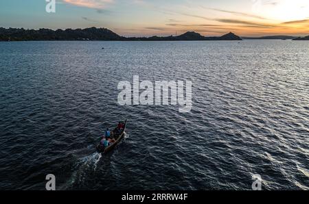 230615 -- MWANZA, 15. Juni 2023 -- dieses Foto, das am 11. Juni 2023 aufgenommen wurde, zeigt ein Fischerboot im Viktoriasee in der Region Mwanza, Tansania. Der Victoria-See im Great Rift Valley in Ostafrika ist der größte Süßwassersee Afrikas und der zweitgrößte Süßwassersee der Welt. Die Fischerei ist mit einem jährlichen Produktionswert von 600 Millionen US-Dollar die wichtigste Industrie im Seegebiet. Es ist eine wichtige Nahrungsquelle und Einkommensquelle für die Bewohner des Sees. TANSANIA-MWANZA-LAKE VICTORIA-FISHERMAN WangxGuansen PUBLICATIONxNOTxINxCHN Stockfoto