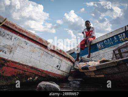 230615 -- MWANZA, 15. Juni 2023 -- Ein junger Fischer zeigt am 10. Juni 2023 einen Fisch am Ufer des Viktoriasees in der Region Mwanza, Tansania. Der Victoria-See im Great Rift Valley in Ostafrika ist der größte Süßwassersee Afrikas und der zweitgrößte Süßwassersee der Welt. Die Fischerei ist mit einem jährlichen Produktionswert von 600 Millionen US-Dollar die wichtigste Industrie im Seegebiet. Es ist eine wichtige Nahrungsquelle und Einkommensquelle für die Bewohner des Sees. TANSANIA-MWANZA-LAKE VICTORIA-FISHERMAN WangxGuansen PUBLICATIONxNOTxINxCHN Stockfoto