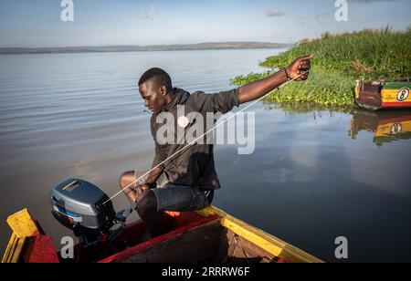 230615 -- MWANZA, 15. Juni 2023 -- Ein Fischer bereitet sich am 12. Juni 2023 auf den Fischfang im Viktoriasee in der Region Mwanza in Tansania vor. Der Victoria-See im Great Rift Valley in Ostafrika ist der größte Süßwassersee Afrikas und der zweitgrößte Süßwassersee der Welt. Die Fischerei ist mit einem jährlichen Produktionswert von 600 Millionen US-Dollar die wichtigste Industrie im Seegebiet. Es ist eine wichtige Nahrungsquelle und Einkommensquelle für die Bewohner des Sees. TANSANIA-MWANZA-LAKE VICTORIA-FISHERMAN WangxGuansen PUBLICATIONxNOTxINxCHN Stockfoto