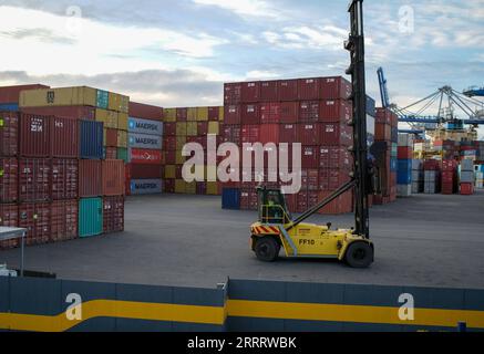 230615 -- AUCKLAND, 15. Juni 2023 -- dieses Foto vom 15. Juni 2023 zeigt einen Blick auf ein Containerterminal in Auckland, Neuseeland. UM MIT Neuseeland SCHRITT ZU HALTEN das BIP sinkt im 1. Quartal um 0,1 prozent, da die REZESSION beginnt Foto von /Xinhua NEUSEELAND-WIRTSCHAFT-REZESSION ZhaoxGang PUBLICATIONxNOTxINxCHN Stockfoto