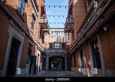 230615 -- WUHAN, 15. Juni 2023 -- Ein Tourist besucht die Jiqing-Straße in der historischen Gegend von Hankou in Wuhan, zentralchinesische Provinz Hubei, 6. Juni 2023. Das historische Viertel Hankou im Herzen der Altstadt von Wuhan erstreckt sich über eine Fläche von 6,02 Quadratkilometern und bietet eine Fülle an historischen und kulturellen Erben. In den letzten Jahren hat Wuhan City viele Stadterneuerungsprojekte durchgeführt, um die veralteten Gebäude in diesem Gebiet wiederzubeleben. Im historischen Bereich hat sich durch diese Bemühungen ein bedeutender Wandel vollzogen. CHINA-HUBEI-WUHAN-HANKOU HISTORISCHE AREACN WUXZHIZUN PUBLICATIONXNOTXINXCHN Stockfoto