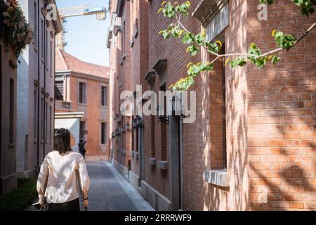 230615 -- WUHAN, 15. Juni 2023 -- Ein Tourist besucht die historische Gegend von Hankou in Wuhan, zentralchinesische Provinz Hubei, 6. Juni 2023. Das historische Viertel Hankou im Herzen der Altstadt von Wuhan erstreckt sich über eine Fläche von 6,02 Quadratkilometern und bietet eine Fülle an historischen und kulturellen Erben. In den letzten Jahren hat Wuhan City viele Stadterneuerungsprojekte durchgeführt, um die veralteten Gebäude in diesem Gebiet wiederzubeleben. Im historischen Bereich hat sich durch diese Bemühungen ein bedeutender Wandel vollzogen. CHINA-HUBEI-WUHAN-HANKOU HISTORISCHE AREACN WUXZHIZUN PUBLICATIONXNOTXINXCHN Stockfoto