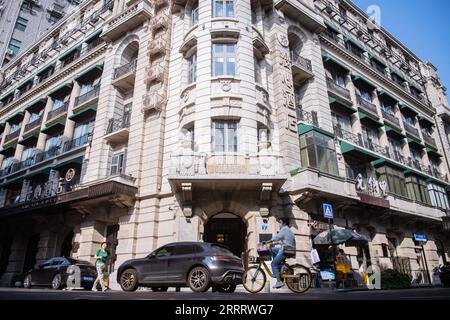 230615 -- WUHAN, 15. Juni 2023 -- Touristen besuchen die Qingdao-Straße in der historischen Gegend von Hankou in Wuhan, zentralchinesische Provinz Hubei, 6. Juni 2023. Das historische Viertel Hankou im Herzen der Altstadt von Wuhan erstreckt sich über eine Fläche von 6,02 Quadratkilometern und bietet eine Fülle an historischen und kulturellen Erben. In den letzten Jahren hat Wuhan City viele Stadterneuerungsprojekte durchgeführt, um die veralteten Gebäude in diesem Gebiet wiederzubeleben. Im historischen Bereich hat sich durch diese Bemühungen ein bedeutender Wandel vollzogen. CHINA-HUBEI-WUHAN-HANKOU HISTORISCHE AREACN WUXZHIZUN PUBLICATIONXNOTXINXCHN Stockfoto