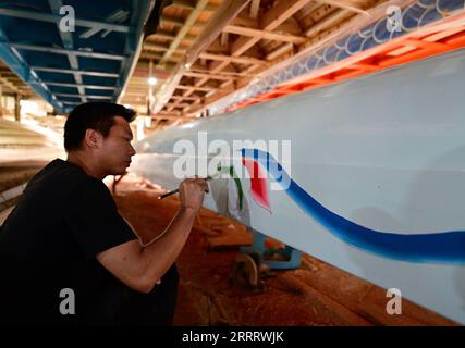 230615 -- FUZHOU, 15. Juni 2023 -- Ein Handwerker malt ein Drachenboot im Dorf Fangzhuang, Minhou County, Stadt Fuzhou, südöstliche Provinz Fujian, 23. Mai 2023. Mit dem bevorstehenden Dragon Boat Festival sind die Handwerker im Dorf Fangzhuang im Kreis Minhou, Fuzhou Stadt in der südöstlichen chinesischen Provinz Fujian, zunehmend beschäftigt. Die vier großen Drachenbootfabriken des Dorfes arbeiten unermüdlich daran, ihre Aufträge für das kommende Festival zu erfüllen. Jedes Jahr werden über 200 Drachenboote von hier aus in verschiedene Teile Chinas und Länder wie Japan, Singapur und den Vereinigten Staaten verkauft Stockfoto