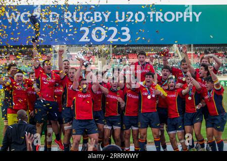 NYAYO, KENIA - JULI 30: Spanien Rugby unter 20 Jahren Kapitän Alvaro Garcia führt die Teamkollegen bei der Feier an, die die World Rugby Under 20 Trophy bei Nyayo Nation auszeichnet Stockfoto