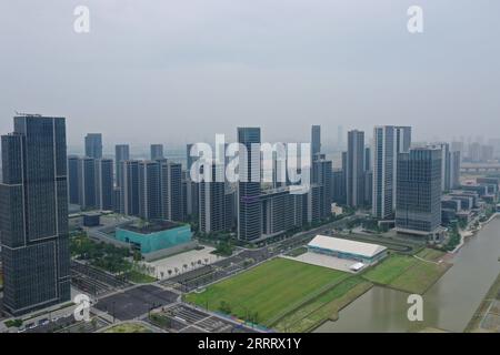 230616 -- HANGZHOU, 16. Juni 2023 -- Luftaufnahme aufgenommen am 16. Juni 2023 zeigt einen Blick auf das Dorf Hangzhou 2022 Asian Games in Hangzhou, ostchinesische Provinz Zhejiang. SPCHINA-HANGZHOU-ASIAN GAMES-VILLAGE CN HUANGXZONGZHI PUBLICATIONXNOTXINXCHN Stockfoto