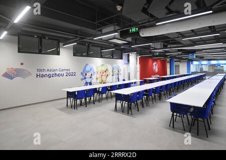 230616 -- HANGZHOU, 16. Juni 2023 -- Foto aufgenommen am 16. Juni 2023 zeigt eine Innenansicht der Athleten Dinning Hall in Hangzhou 2022 Asian Games Village in Hangzhou, ostchinesische Provinz Zhejiang. SPCHINA-HANGZHOU-ASIAN GAMES-VILLAGE CN HUANGXZONGZHI PUBLICATIONXNOTXINXCHN Stockfoto