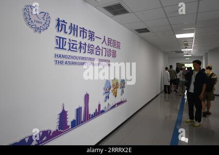 230616 -- HANGZHOU, 16. Juni 2023 -- Medien besuchen die Poliklinik des Dorfes Hangzhou 2022 Asian Games in Hangzhou, ostchinesische Provinz Zhejiang, am 16. Juni 2023. SPCHINA-HANGZHOU-ASIAN GAMES-VILLAGE CN HUANGXZONGZHI PUBLICATIONXNOTXINXCHN Stockfoto