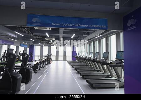 230616 -- HANGZHOU, 16. Juni 2023 -- Foto aufgenommen am 16. Juni 2023 zeigt eine Innenansicht des Fitnessstudios im Dorf Hangzhou 2022 Asian Games in Hangzhou, ostchinesische Provinz Zhejiang. SPCHINA-HANGZHOU-ASIAN GAMES-VILLAGE CN HUANGXZONGZHI PUBLICATIONXNOTXINXCHN Stockfoto