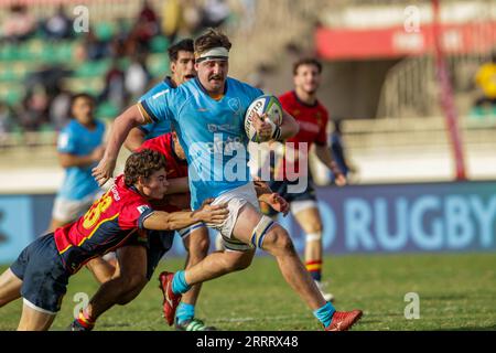 NYAYO, KENIA - JULI 30: Uruguay unter 20 Jaime Borondo gewinnt Vorsprung gegen Spanien Rugby unter 20 Verteidigung während der World Rugby unter 20 Trophy in NY Stockfoto