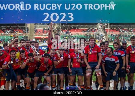 NYAYO, KENIA - JULI 30: Spanien Rugby unter 20 Jahren Kapitän Alvaro Garcia führt die Teamkollegen bei der Feier an, die die World Rugby Under 20 Trophy bei Nyayo Nation auszeichnet Stockfoto