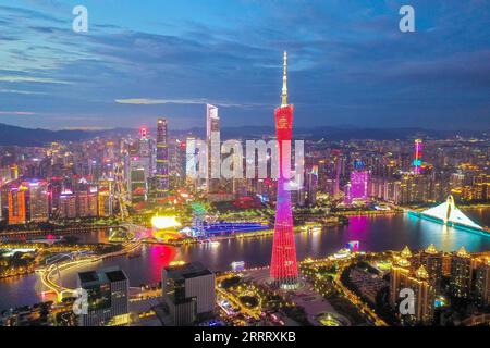 230616 -- GUANGZHOU, 16. Juni 2023 -- dieses Luftbild, das am 10. Juni 2023 aufgenommen wurde, zeigt den nächtlichen Blick auf die städtischen Gebiete in Guangzhou, der südchinesischen Provinz Guangdong. Guangzhou hat eine Geschichte von mehr als 2.000 Jahren. Die Stadt ist seit der Antike ein Ort der kulturellen Integration zwischen chinesischen und ausländischen Kulturen. Sie hat die Offenheit und Inklusivität der chinesischen Kultur zum Ausdruck gebracht. CHINA-GUANGDONG-GUANGZHOU-CULTURE CN LiuxDawei PUBLICATIONxNOTxINxCHN Stockfoto