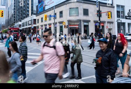 230616 -- TORONTO, 16. Juni 2023 -- Leute gehen auf einer Straße in Toronto, Ontario, Kanada, am 16. Juni 2023. Die Bevölkerung Kanadas erreichte einen Meilenstein von 40 Millionen per 16. Juni 2023, gab Statistics Canada am Freitag bekannt. Foto von /Xinhua CANADA-TORONTO-POPULATION-40 MILLION ZouxZheng PUBLICATIONxNOTxINxCHN Stockfoto