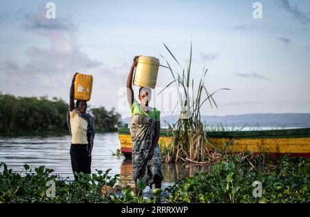 230617 -- MWANZA, 17. Juni 2023 -- Dorfbewohner holen Wasser vom Viktoriasee in der Mwanza Region, Tansania, 12. Juni 2023. Die Mwanza Region liegt im Nordwesten Tansanias und grenzt an das südliche Ufer des Viktoriasees, des größten Süßwassersees Afrikas und des zweitgrößten Sees der Welt. Leider sind die Bewohner des Sees aufgrund unzureichender Infrastruktur mit Wasserknappheit konfrontiert. Kelvin Josephat Kituruka, gebürtiger Mwanza, trat nach Abschluss seines Studiums in dar es Salaam als Qualitätsingenieur der China Civil Engineering Construction Corporation CCECC bei. In Stockfoto