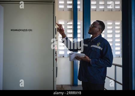 230617 -- MWANZA, 17. Juni 2023 -- Kelvin arbeitet an einer Pumpstation in Kiseke in der Mwanza Region, Tansania, 11. Juni 2023. Die Mwanza Region liegt im Nordwesten Tansanias und grenzt an das südliche Ufer des Viktoriasees, des größten Süßwassersees Afrikas und des zweitgrößten Sees der Welt. Leider sind die Bewohner des Sees aufgrund unzureichender Infrastruktur mit Wasserknappheit konfrontiert. Kelvin Josephat Kituruka, gebürtiger Mwanza, trat nach Abschluss seines Studiums in dar es Salaam als Qualitätsingenieur der China Civil Engineering Construction Corporation CCECC bei. In Stockfoto