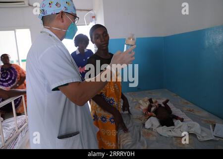 230617 -- MALABO, 17. Juni 2023 -- Li Musheng, ein Kinderarzt des chinesischen medizinischen Teams, kommuniziert mit der Mutter eines Kindes in einem Krankenhaus in Malabo, Äquatorialguinea, 14. Juni 2023. Das 32. Chinesische Ärzteteam kam im Juli 2022 in Malabo, der Hauptstadt Äquatorialguineas, an. Die 25 Mitglieder des medizinischen Teams kamen aus 13 Krankenhäusern im südchinesischen Guangzhou, die klinische Abteilungen einschließlich Innere Medizin, Chirurgie, Pädiatrie, Geburtshilfe und Gynäkologie, Augenheilkunde und Orthopädie abdeckten. Seit 1971 hat China 32 Chargen von mehr als 600 medizinischen Teammitgliedern nach Äquatorial Guin geschickt Stockfoto