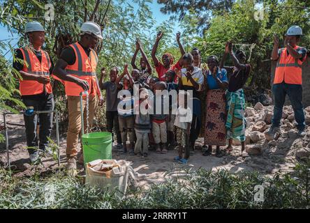 230617 -- MWANZA, 17. Juni 2023 -- Dorfbewohner applaudieren, nachdem die Wasserleitungen in Misungwi der Mwanza Region, Tansania, 13. Juni 2023 angeschlossen sind. Die Mwanza Region liegt im Nordwesten Tansanias und grenzt an das südliche Ufer des Viktoriasees, des größten Süßwassersees Afrikas und des zweitgrößten Sees der Welt. Leider sind die Bewohner des Sees aufgrund unzureichender Infrastruktur mit Wasserknappheit konfrontiert. Kelvin Josephat Kituruka, gebürtiger Mwanza, trat nach Abschluss seines Studies der China Civil Engineering Construction Corporation CCECC als Qualitätsingenieur bei Stockfoto