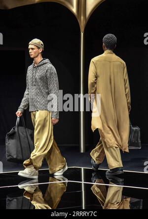 230618 -- MAILAND, 18. Juni 2023 -- Models präsentieren Kreationen für Emporio Armani während der Mailänder Fashion Week Frühjahr/Sommer 2024 in Mailand, Italien, am 17. Juni 2023. STR/Xinhua ITALY-MILAN-MEN FASHION WEEK-EMPORIO ARMANI JinxMamengni PUBLICATIONxNOTxINxCHN Stockfoto