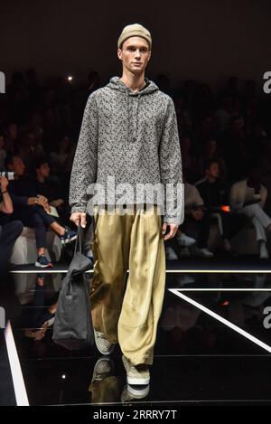 230618 -- MAILAND, 18. Juni 2023 -- Ein Modell präsentiert eine Kreation für Emporio Armani während der Mailänder Fashion Week Frühjahr/Sommer 2024 in Mailand, Italien, am 17. Juni 2023. STR/Xinhua ITALY-MILAN-MEN FASHION WEEK-EMPORIO ARMANI JinxMamengni PUBLICATIONxNOTxINxCHN Stockfoto