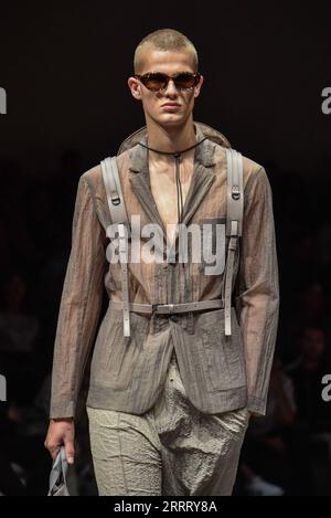 230618 -- MAILAND, 18. Juni 2023 -- Ein Modell präsentiert eine Kreation für Emporio Armani während der Mailänder Fashion Week Frühjahr/Sommer 2024 in Mailand, Italien, am 17. Juni 2023. STR/Xinhua ITALY-MILAN-MEN FASHION WEEK-EMPORIO ARMANI JinxMamengni PUBLICATIONxNOTxINxCHN Stockfoto