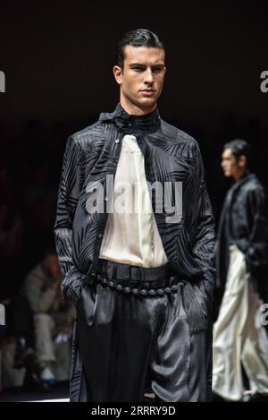 230618 -- MAILAND, 18. Juni 2023 -- Ein Modell präsentiert eine Kreation für Emporio Armani während der Mailänder Fashion Week Frühjahr/Sommer 2024 in Mailand, Italien, am 17. Juni 2023. STR/Xinhua ITALY-MILAN-MEN FASHION WEEK-EMPORIO ARMANI JinxMamengni PUBLICATIONxNOTxINxCHN Stockfoto