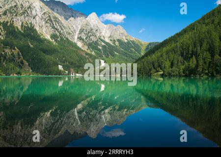 Panoramablick auf den Antholzer See (Italienisch: Erreichn) einen kleinen See in Südtirol, Italien Stockfoto