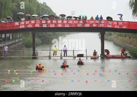 230618 -- HUZHOU, 18. Juni 2023 -- Dorfbewohner nehmen an einem Faß-Ruderwettbewerb Teil, um das bevorstehende traditionelle chinesische Drachenboot-Festival im Dorf Mindang der Stadt Hefu, Stadt Huzhou, ostchinesische Provinz Zhejiang, 18. Juni 2023 zu feiern. Diese Art von Faß ist ein traditionelles Werkzeug, das von den Einheimischen für landwirtschaftliche Tätigkeiten auf dem Wasser verwendet wird, einschließlich Fischen, Wasserkastanien und Lotussamen-Ernte. Das Dragon Boat Festival, auch bekannt als Duanwu Festival, ist ein traditioneller Feiertag in China. Es wird am fünften Tag des fünften Monats des chinesischen Mondkalenders gefeiert. CHINA-ZHEJIANG- Stockfoto