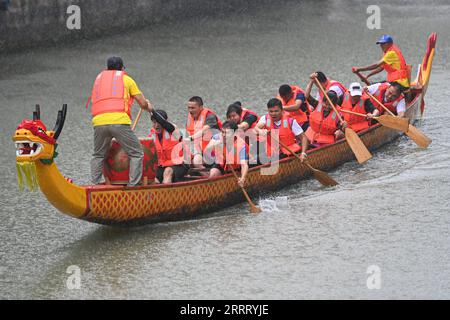 230618 -- HUZHOU, 18. Juni 2023 -- Dorfbewohner nehmen an einem Drachenboot-Rennen Teil, um das bevorstehende traditionelle chinesische Drachenboot-Festival im Dorf Mindang der Stadt Hefu, Stadt Huzhou, ostchinesische Provinz Zhejiang, 18. Juni 2023 zu feiern. Das Dragon Boat Festival, auch bekannt als Duanwu Festival, ist ein traditioneller Feiertag in China. Es wird am fünften Tag des fünften Monats des chinesischen Mondkalenders gefeiert. CHINA-ZHEJIANG-DUANWU-DRAGON BOAT CN HUANGXZONGZHI PUBLICATIONXNOTXINXCHN Stockfoto