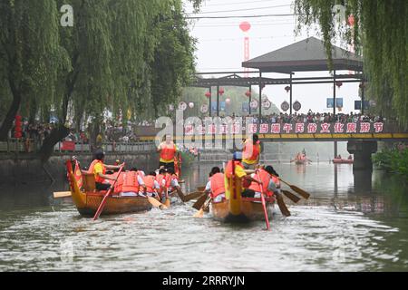 230618 -- HUZHOU, 18. Juni 2023 -- Dorfbewohner nehmen an einem Drachenboot-Rennen Teil, um das bevorstehende traditionelle chinesische Drachenboot-Festival im Dorf Mindang der Stadt Hefu, Stadt Huzhou, ostchinesische Provinz Zhejiang, 18. Juni 2023 zu feiern. Das Dragon Boat Festival, auch bekannt als Duanwu Festival, ist ein traditioneller Feiertag in China. Es wird am fünften Tag des fünften Monats des chinesischen Mondkalenders gefeiert. CHINA-ZHEJIANG-DUANWU-DRAGON BOAT CN HUANGXZONGZHI PUBLICATIONXNOTXINXCHN Stockfoto