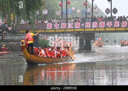 230618 -- HUZHOU, 18. Juni 2023 -- Dorfbewohner nehmen an einem Drachenboot-Rennen Teil, um das bevorstehende traditionelle chinesische Drachenboot-Festival im Dorf Mindang der Stadt Hefu, Stadt Huzhou, ostchinesische Provinz Zhejiang, 18. Juni 2023 zu feiern. Das Dragon Boat Festival, auch bekannt als Duanwu Festival, ist ein traditioneller Feiertag in China. Es wird am fünften Tag des fünften Monats des chinesischen Mondkalenders gefeiert. CHINA-ZHEJIANG-DUANWU-DRAGON BOAT CN HUANGXZONGZHI PUBLICATIONXNOTXINXCHN Stockfoto