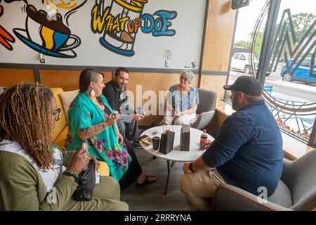 Detroit, Michigan – Gäste kommen am Tag der Eröffnung in das Morningside Cafe. Der Eigentümer Jeffrey Lewis erhielt ein Stipendium zur Unterstützung des Unternehmens im Rahmen der Stockfoto
