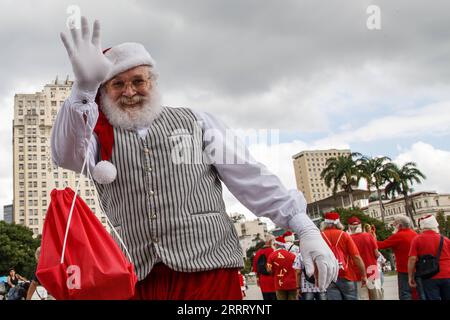 230619 -- RIO DE JANEIRO, 19. Juni 2023 -- Ein Mann in Santa Claus Kostüm feiert während des 4. Santa Claus National Encounter am Pier Maua in Rio de Janeiro, Brasilien, 18. Juni 2023. Foto von /Xinhua BRAZIL-RIO DE JANEIRO-SANTA CLAUS BEGEGNUNG ClaudiaxMartini PUBLICATIONxNOTxINxCHN Stockfoto