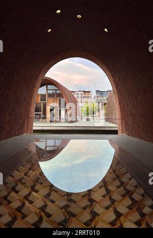 230619 -- JINGDEZHEN, 19. Juni 2023 -- dieses Foto, das am 16. Mai 2023 aufgenommen wurde, zeigt einen Blick auf das Jingdezhen Imperial Kiln Institute in Jingdezhen, der ostchinesischen Provinz Jiangxi. Jingdezhen ist eine weltberühmte Porzellanhauptstadt in der ostchinesischen Provinz Jiangxi. Die Stadt verfügt über vier Industriestandorte auf nationaler Ebene. In den letzten Jahren hat Jingdezhen den Schutz und die Nutzung des industriellen Erbes vorangebracht und der Entwicklung der Stadt neue Vitalität verliehen. Die alten Werkstätten im Taoxichuan Industrieerbekomplex wurden in Kunstmuseen, Galerien, Livestreaming-Workshops, tr, verwandelt Stockfoto