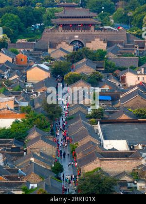 230619 -- YANGZHOU, 19. Juni 2023 -- dieses Luftbild, das am 14. Juni 2023 aufgenommen wurde, zeigt eine Straßenansicht von Yangzhou, der ostchinesischen Provinz Jiangsu. Der chinesische Canal Grande, eine riesige Wasserstraße, die den nördlichen und südlichen Teil Chinas verbindet, wurde 2014 zum UNESCO-Weltkulturerbe erklärt. Yangzhou, eine malerische Stadt, durch die der Grand Canal verläuft, ist bekannt für Sehenswürdigkeiten am Kanal wie den schlanken West Lake und das malerische Gebiet des Sanwan-Kanals. In den letzten Jahren hat sich die Stadt dem Schutz ihres historischen und kulturellen Erbes, der Erhaltung der charakteristischen Merkmale der Altstadt und der Improvisation verschrieben Stockfoto