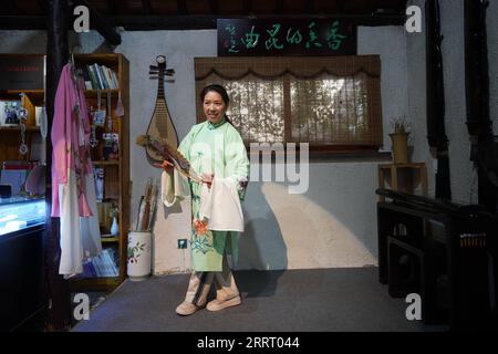 230619 -- YANGZHOU, 19. Juni 2023 -- ein immaterieller Kulturerben der Kunqu Opera tritt in Yangzhou, der ostchinesischen Provinz Jiangsu, am 14. Juni 2023 auf. Der chinesische Canal Grande, eine riesige Wasserstraße, die den nördlichen und südlichen Teil Chinas verbindet, wurde 2014 zum UNESCO-Weltkulturerbe erklärt. Yangzhou, eine malerische Stadt, durch die der Grand Canal verläuft, ist bekannt für Sehenswürdigkeiten am Kanal wie den schlanken West Lake und das malerische Gebiet des Sanwan-Kanals. In den letzten Jahren hat sich die Stadt dem Schutz ihres historischen und kulturellen Erbes verschrieben, wobei sie die Besonderheiten der alten Stadt bewahrt hat Stockfoto