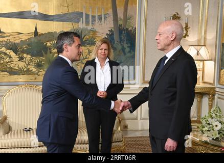 230620 -- TUNIS, 20. Juni 2023 -- der tunesische Präsident Kais Saied R ergreift am 19. Juni 2023 die Hand mit dem Besuch des französischen Innenministers Gerald Darmanin L im Karthago-Palast in Tunis. Der tunesische Präsident Kais Saied traf sich am Montag mit den französischen und deutschen Innenministern Gerald Darmanin und Nancy Faeser, um die bilaterale Zusammenarbeit und die Frage der illegalen Einwanderung zu erörtern. /Informationsblatt über Xinhua TUNESIEN-TUNIS-SAIED-DEUTSCHLAND-FRANKREICH-INNENMINISTERTREFFEN TunesienVorsitz PUBLICATIONxNOTxINxCHN Stockfoto