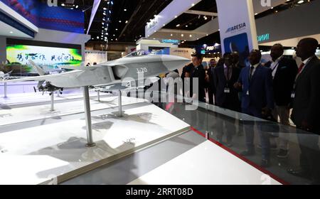 230620 -- PARIS, 20. Juni 2023 -- Leute besuchen den Stand der Aviation Industry Corporation of China AVIC auf der 54. Internationalen Paris Air Show am Flughafen Le Bourget in der Nähe von Paris, Frankreich, 19. Juni 2023. Die 54. Internationale Paris Air Show startete hier am Montag und wird bis zum 25. Juni 2023 dauern. FRANCE-PARIS-54TH INT L PARIS AIR SHOW GAOXJING PUBLICATIONXNOTXINXCHN Stockfoto