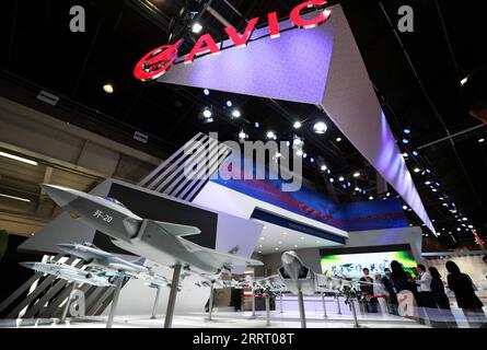 230620 -- PARIS, 20. Juni 2023 -- Leute besuchen den Stand der Aviation Industry Corporation of China AVIC auf der 54. Internationalen Paris Air Show am Flughafen Le Bourget in der Nähe von Paris, Frankreich, 19. Juni 2023. Die 54. Internationale Paris Air Show startete hier am Montag und wird bis zum 25. Juni 2023 dauern. FRANCE-PARIS-54TH INT L PARIS AIR SHOW GAOXJING PUBLICATIONXNOTXINXCHN Stockfoto