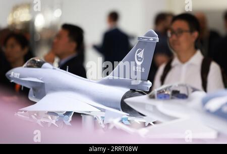 230620 -- PARIS, 20. Juni 2023 -- Leute besuchen den Stand der Aviation Industry Corporation of China AVIC auf der 54. Internationalen Paris Air Show am Flughafen Le Bourget in der Nähe von Paris, Frankreich, 19. Juni 2023. Die 54. Internationale Paris Air Show startete hier am Montag und wird bis zum 25. Juni 2023 dauern. FRANCE-PARIS-54TH INT L PARIS AIR SHOW GAOXJING PUBLICATIONXNOTXINXCHN Stockfoto