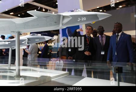 230620 -- PARIS, 20. Juni 2023 -- Leute besuchen den Stand der Aviation Industry Corporation of China AVIC auf der 54. Internationalen Paris Air Show am Flughafen Le Bourget in der Nähe von Paris, Frankreich, 19. Juni 2023. Die 54. Internationale Paris Air Show startete hier am Montag und wird bis zum 25. Juni 2023 dauern. FRANCE-PARIS-54TH INT L PARIS AIR SHOW GAOXJING PUBLICATIONXNOTXINXCHN Stockfoto