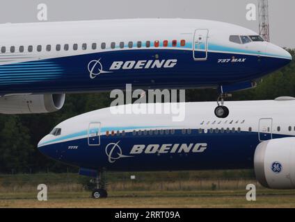 News Bilder des Tages 230620 -- PARIS, 20. Juni 2023 -- dieses Foto, das am 19. Juni 2023 aufgenommen wurde, zeigt eine Demonstration der Boeing 777X Down und 737-10 während der 54. Internationalen Paris Air Show am Flughafen Le Bourget in der Nähe von Paris, Frankreich. Die 54. Internationale Paris Air Show startete hier am Montag und wird bis zum 25. Juni 2023 dauern. FRANCE-PARIS-54TH INT L PARIS AIR SHOW GAOXJING PUBLICATIONXNOTXINXCHN Stockfoto