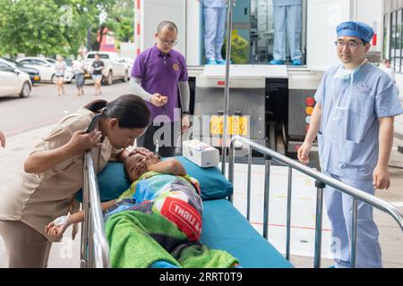 230621 -- VIENTIANE, 21. Juni 2023 -- Eine Mutter betrachtet ihr Kind, das in Kürze von einem chinesischen medizinischen Team in Vientiane, Laos, 20. Juni 2023 behandelt wird. Ein fünftägiges KHK-Screening- und Behandlungsprogramm wurde von einem chinesischen Ärzteteam in Laos durchgeführt, während Kinder mit chirurgischen Indikationen eine kostenlose Behandlung erhalten. ZU GEHEN MIT Feature: Lao Kinder erhalten CHD Screening, Behandlung durch chinesisches medizinisches TEAM Foto von /Xinhua LAOS-VIENTIANE-CHINESE MEDICAL TEAM-CHD-BEHANDLUNG KaikeoxSaiyasane PUBLICATIONxNOTxINxCHN Stockfoto